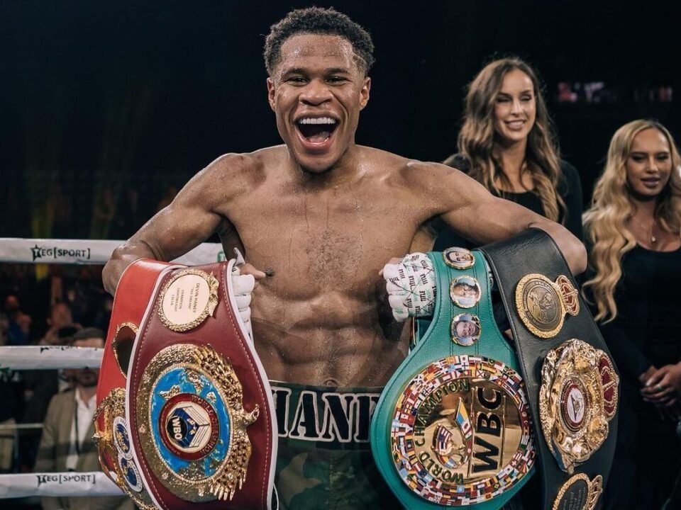 Devin Haney dejó vacantes sus títulos de peso ligero