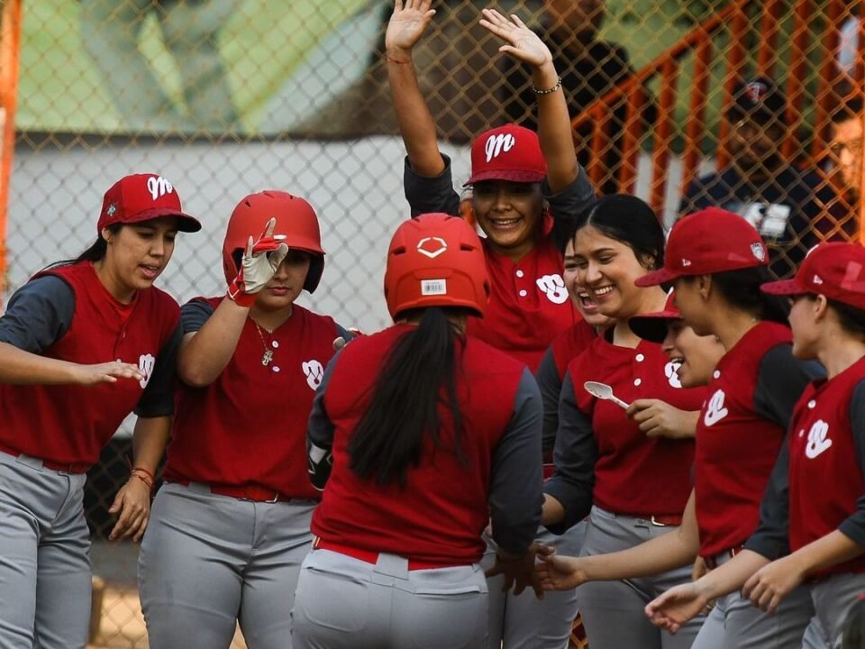 Norberto Valencia González incursiona en el softbol femenil.